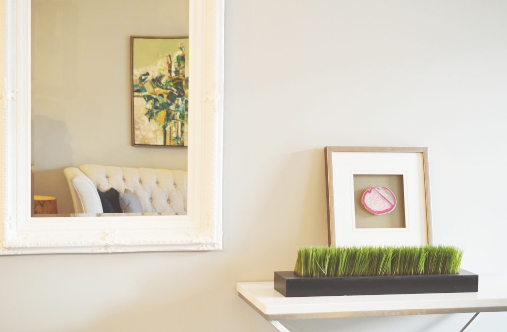 10 Inexpensive Ways to Decorate Your Apartment